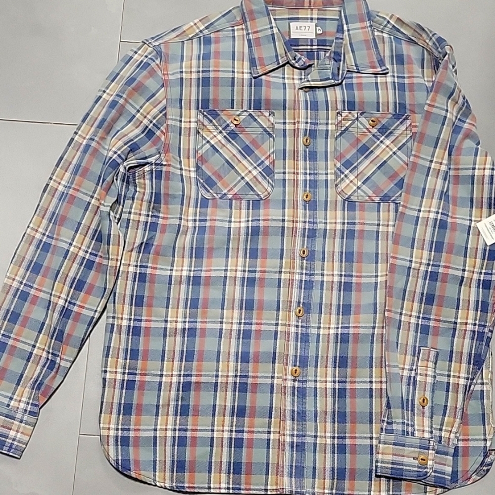 AE77  long-sleeve button-up plaid shirt. Size M